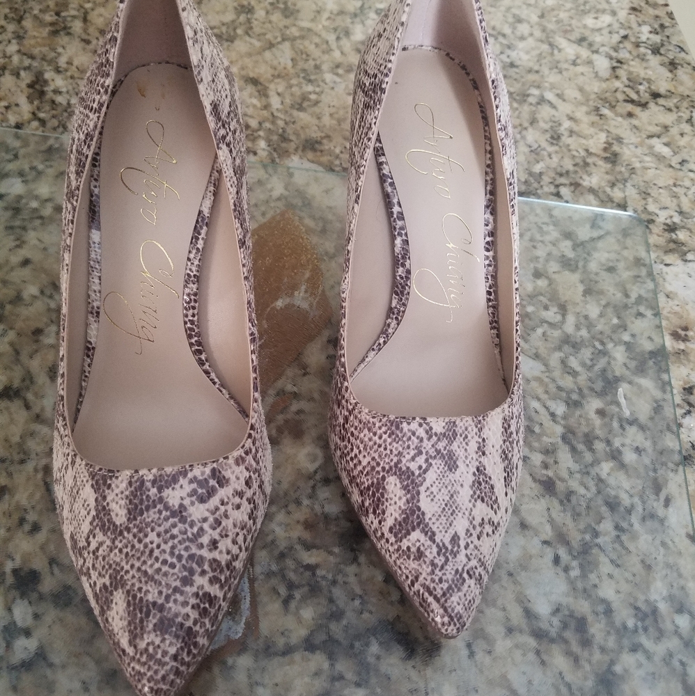 Super sexy faux snake skin pumps. Size 6.